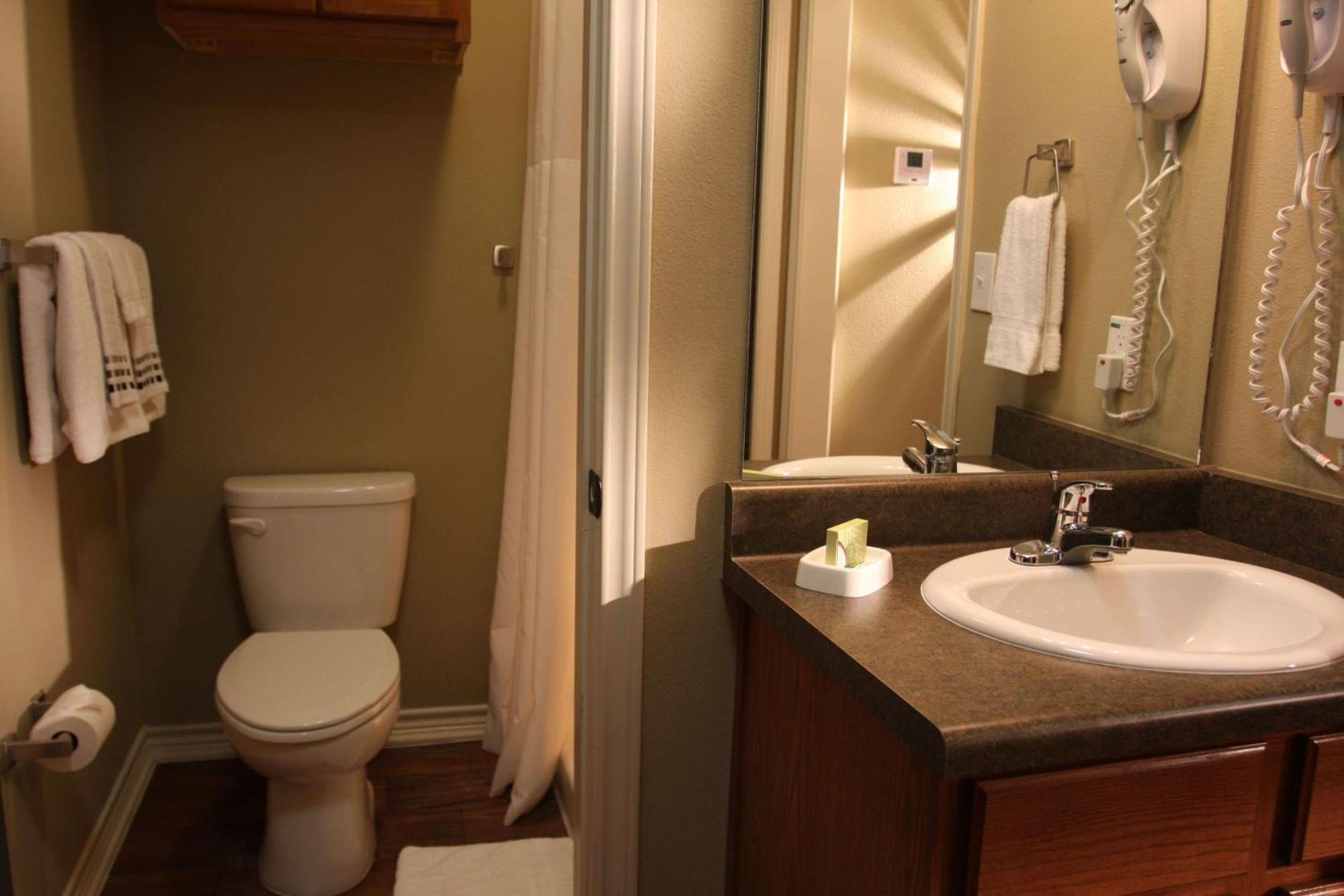 Eagle'S Den Suites Big Spring A Travelodge By Wyndham Exterior photo
