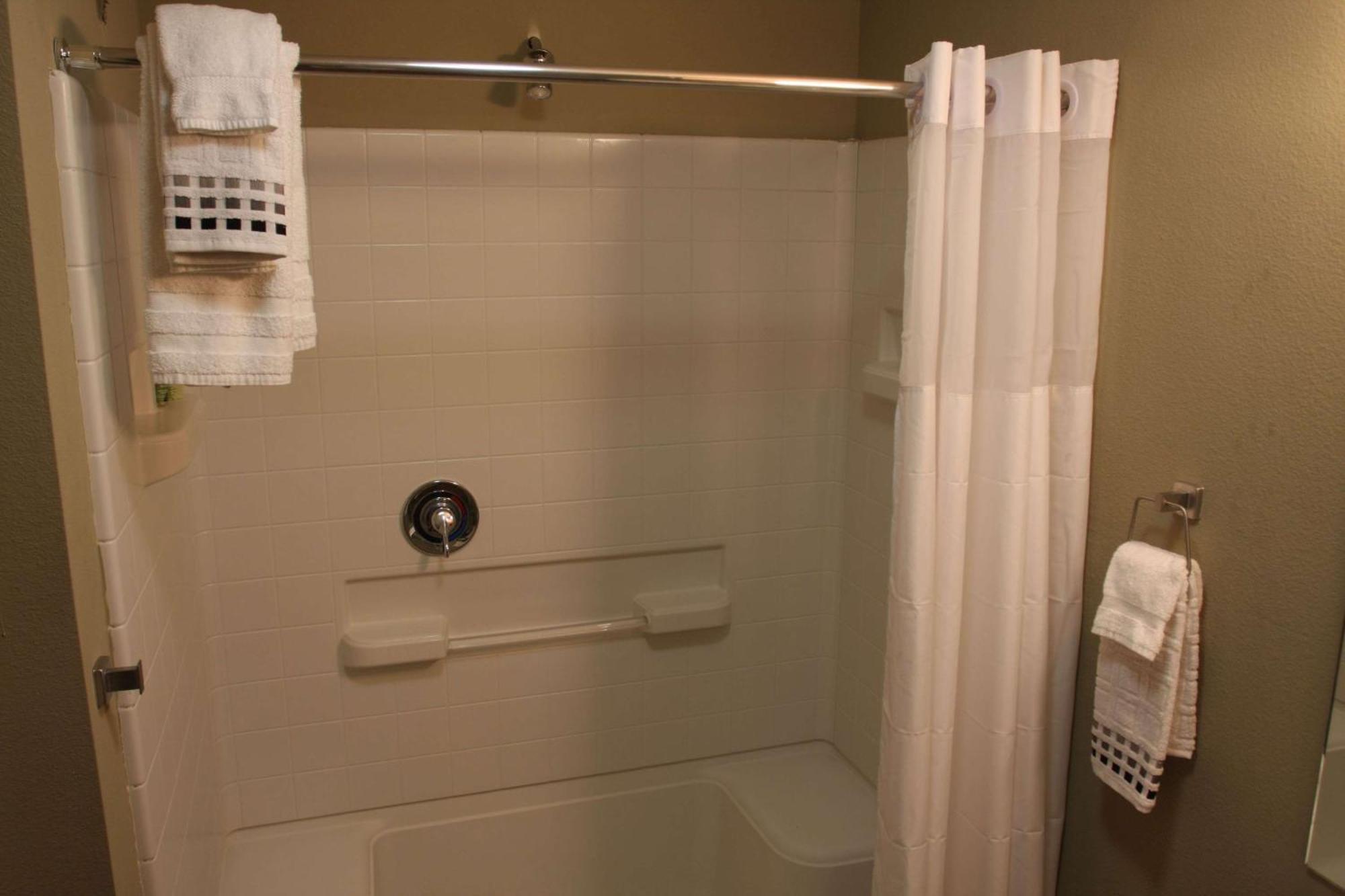 Eagle'S Den Suites Big Spring A Travelodge By Wyndham Exterior photo