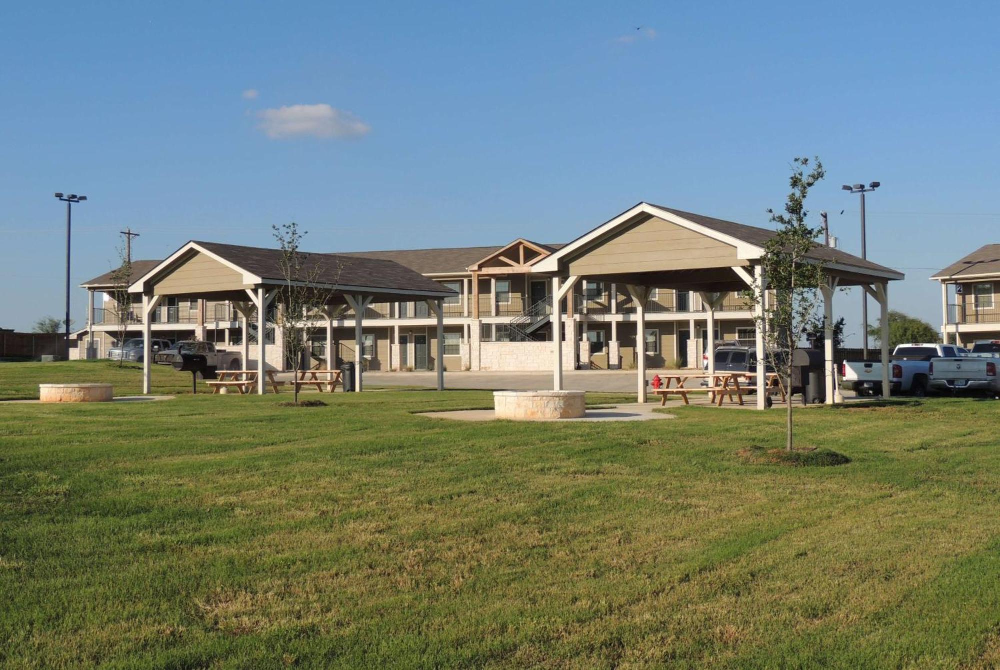 Eagle'S Den Suites Big Spring A Travelodge By Wyndham Exterior photo