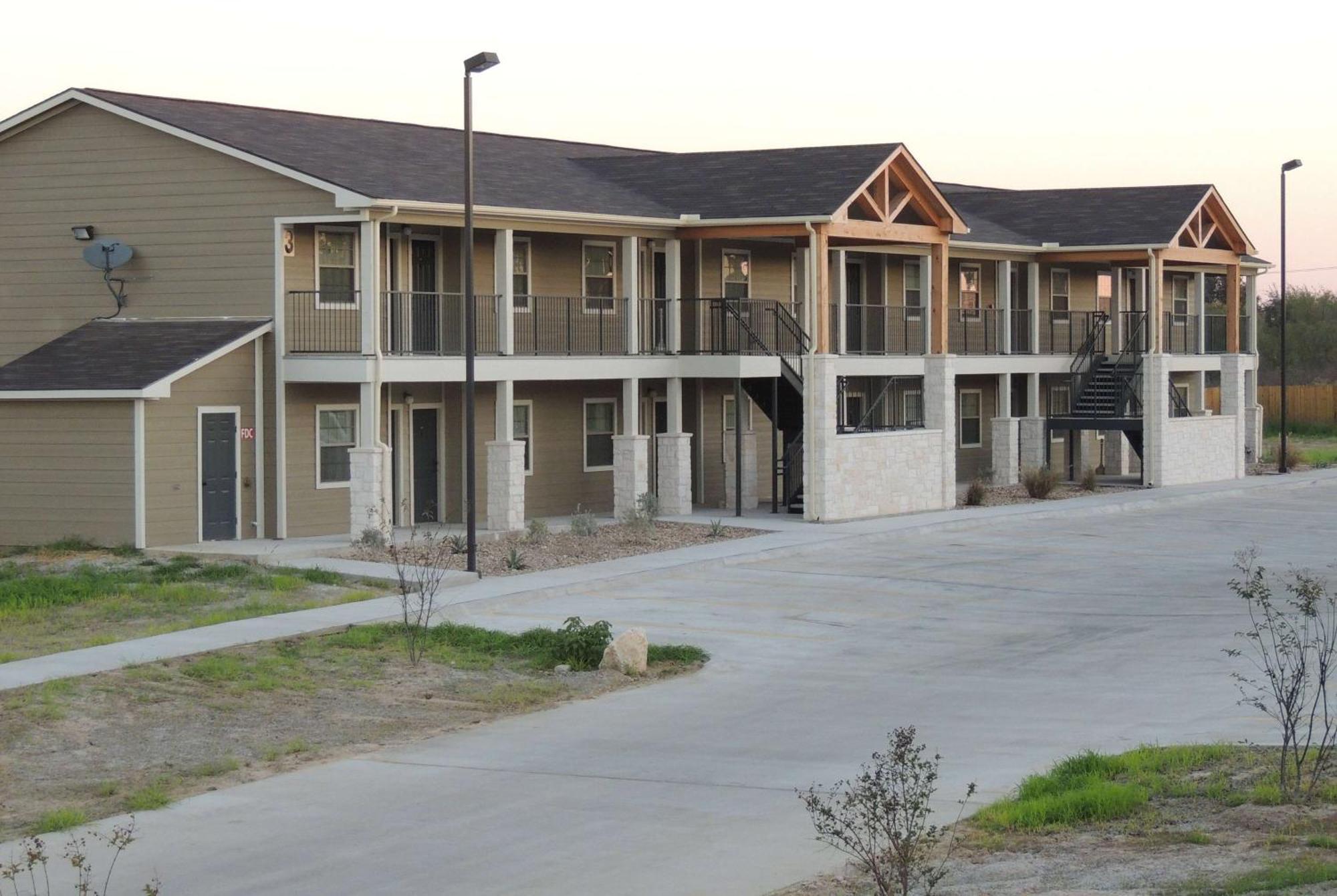 Eagle'S Den Suites Big Spring A Travelodge By Wyndham Exterior photo
