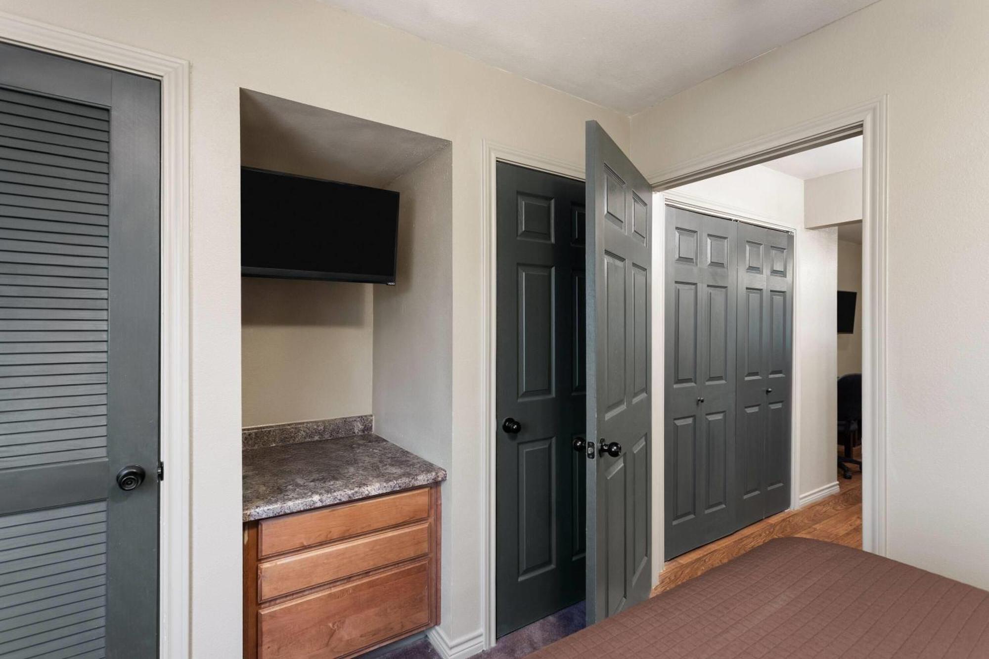 Eagle'S Den Suites Big Spring A Travelodge By Wyndham Exterior photo
