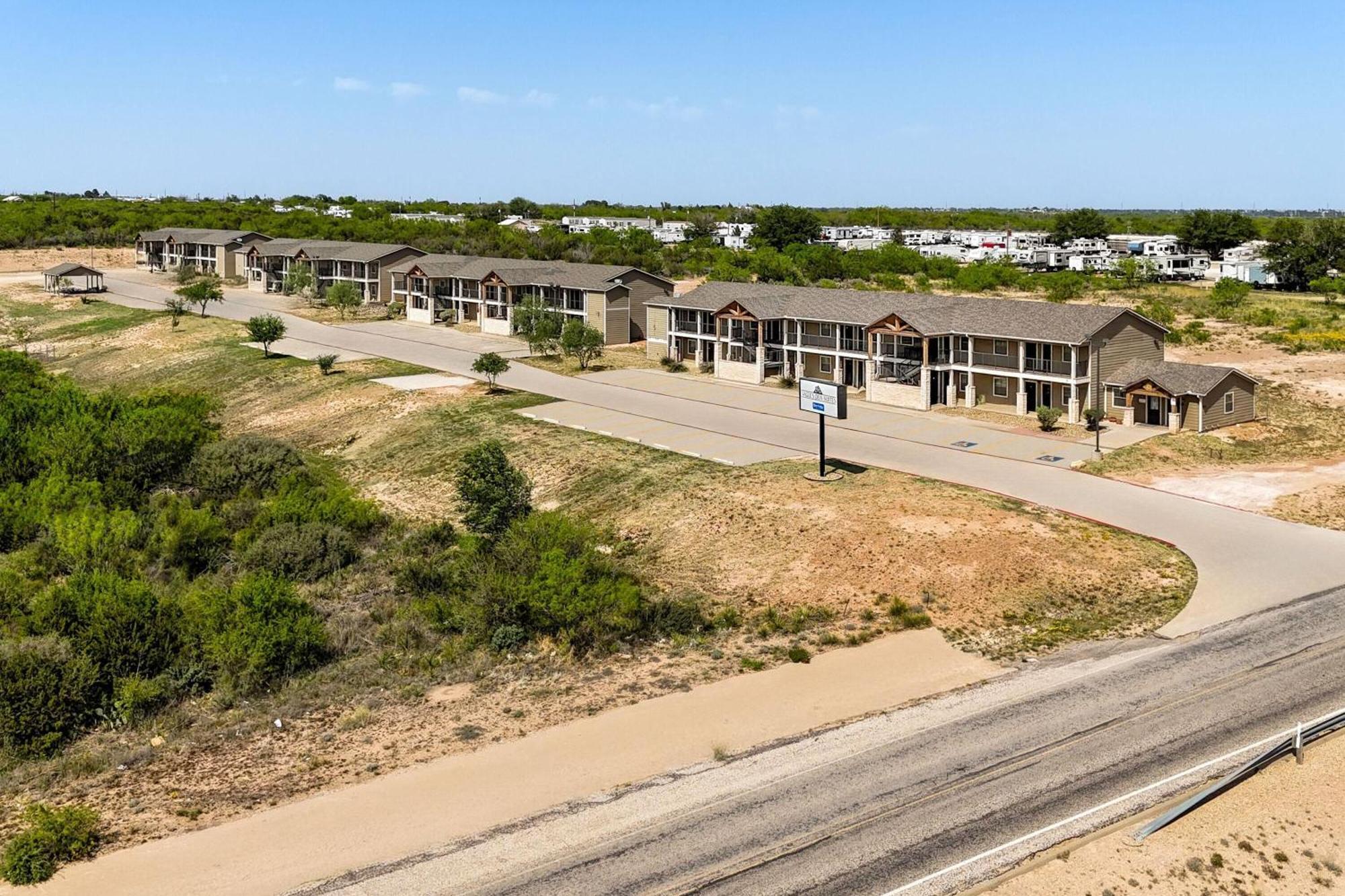 Eagle'S Den Suites Big Spring A Travelodge By Wyndham Exterior photo