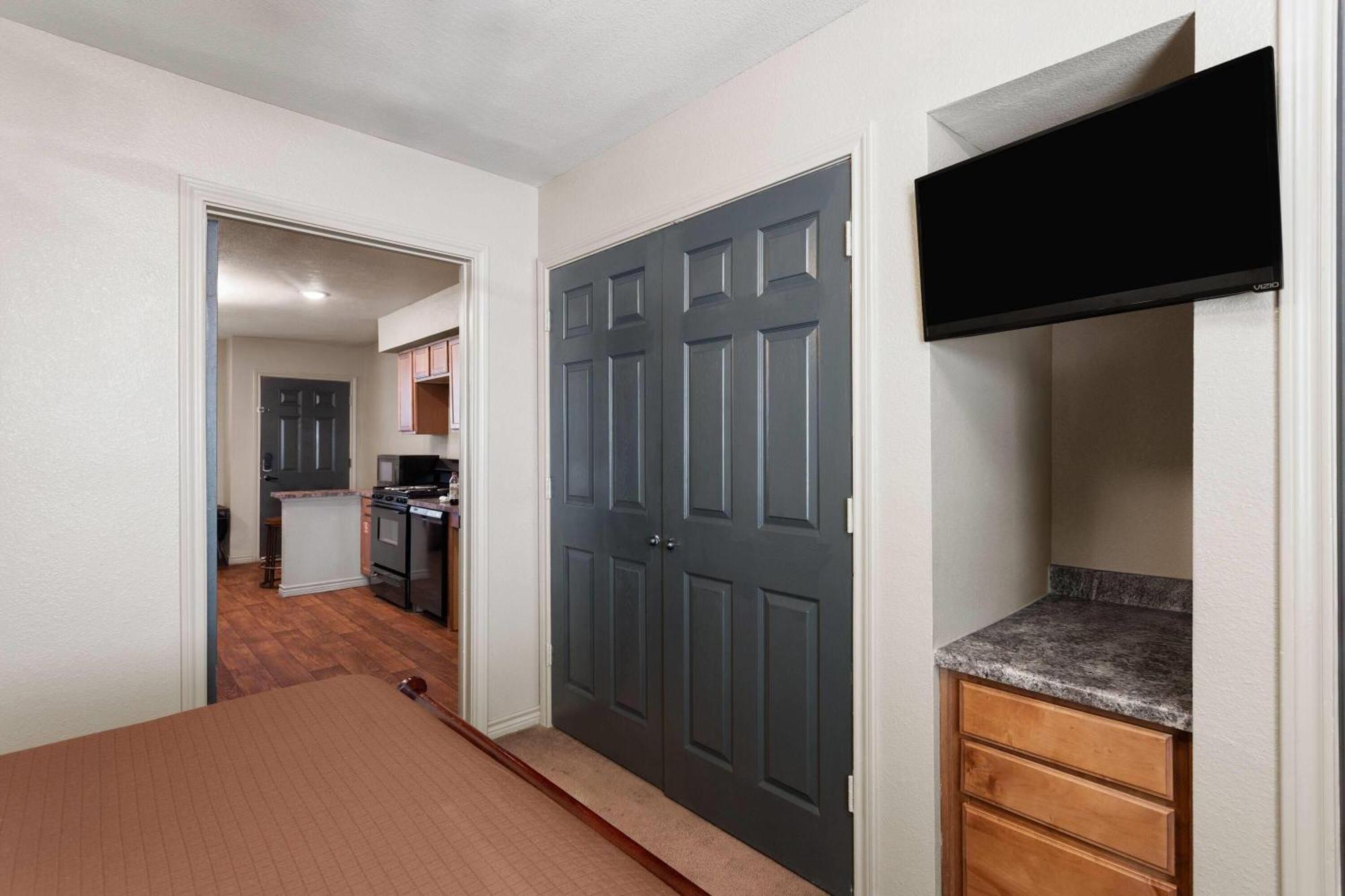 Eagle'S Den Suites Big Spring A Travelodge By Wyndham Exterior photo