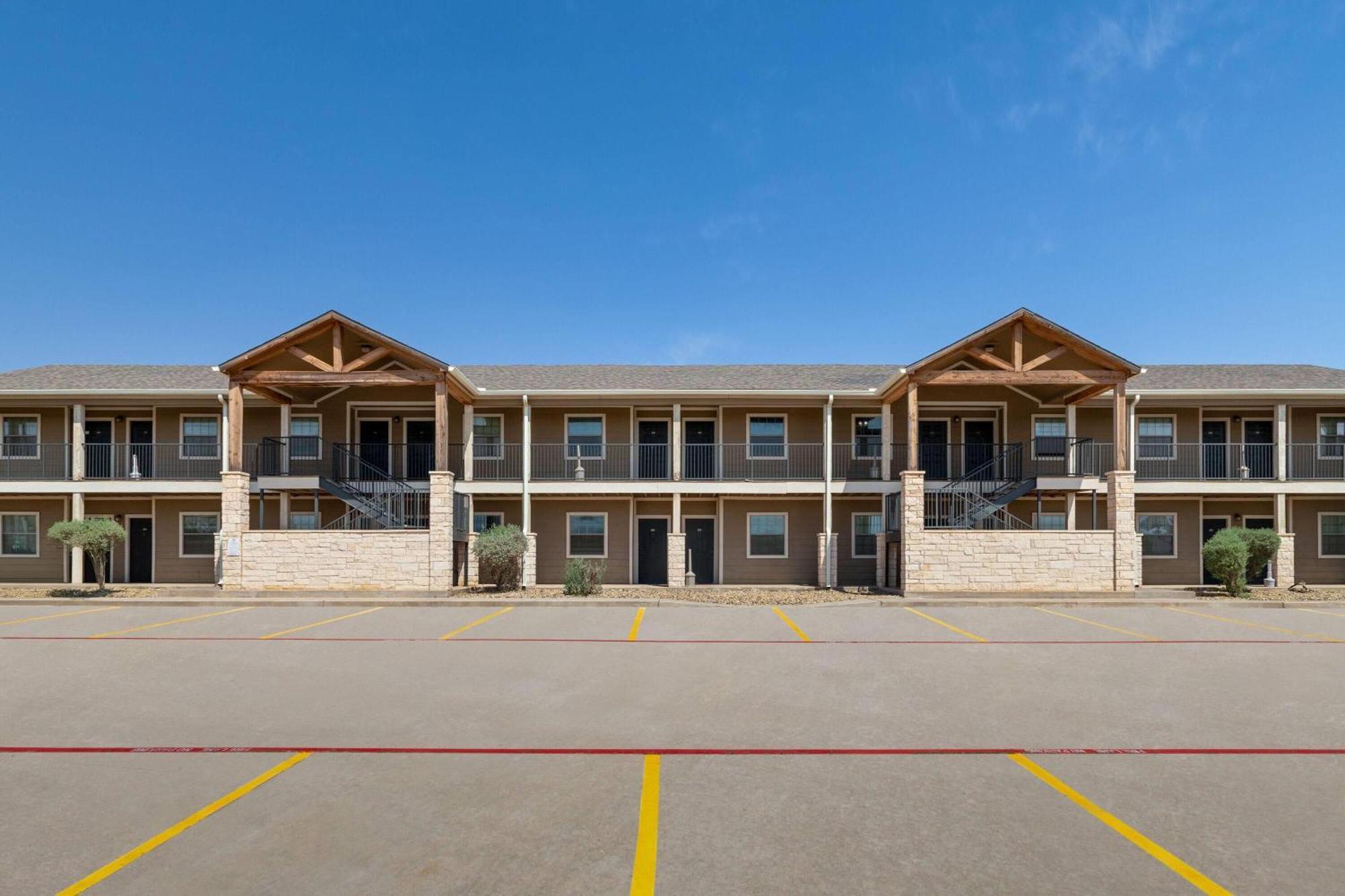 Eagle'S Den Suites Big Spring A Travelodge By Wyndham Exterior photo