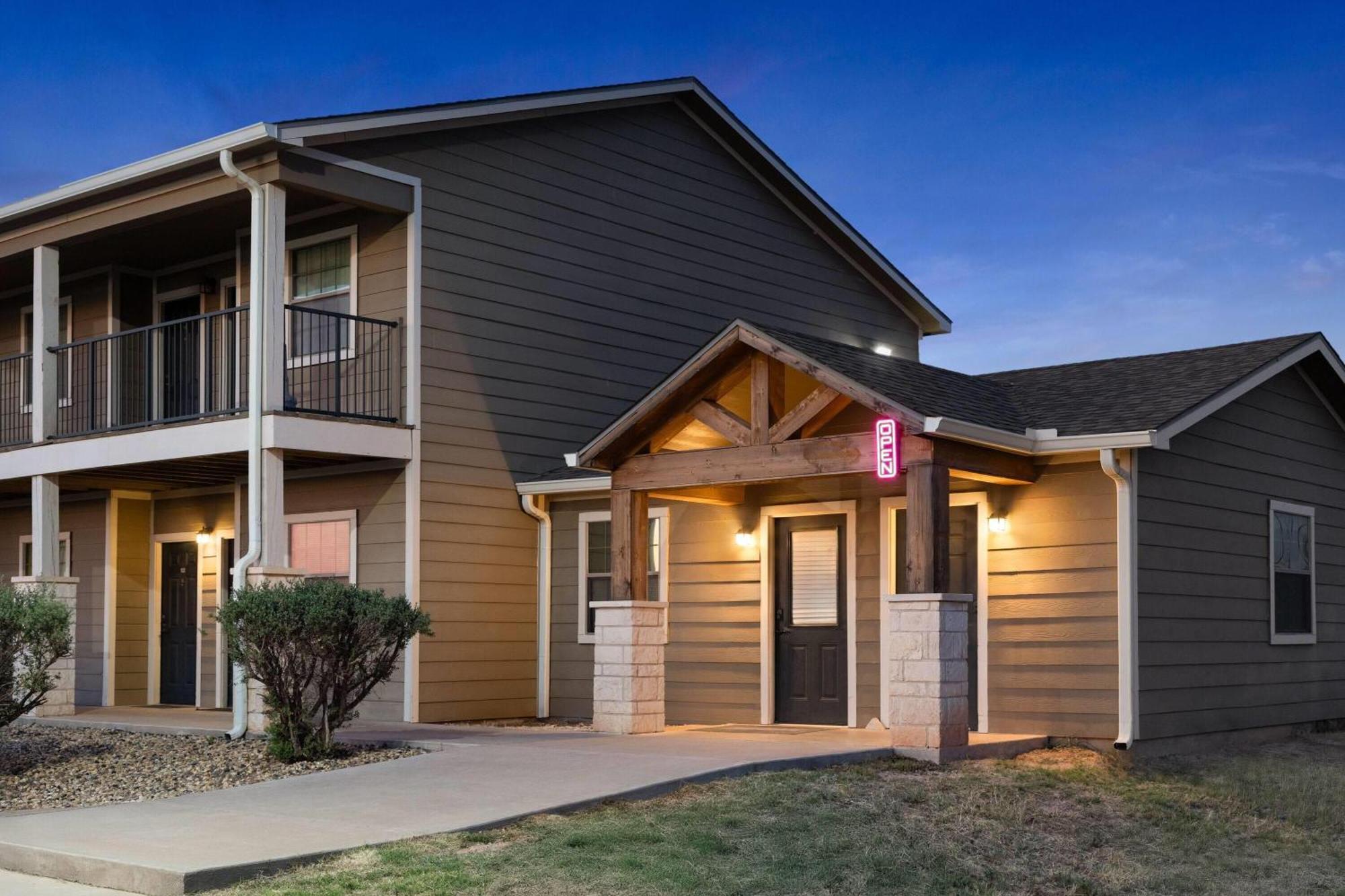 Eagle'S Den Suites Big Spring A Travelodge By Wyndham Exterior photo