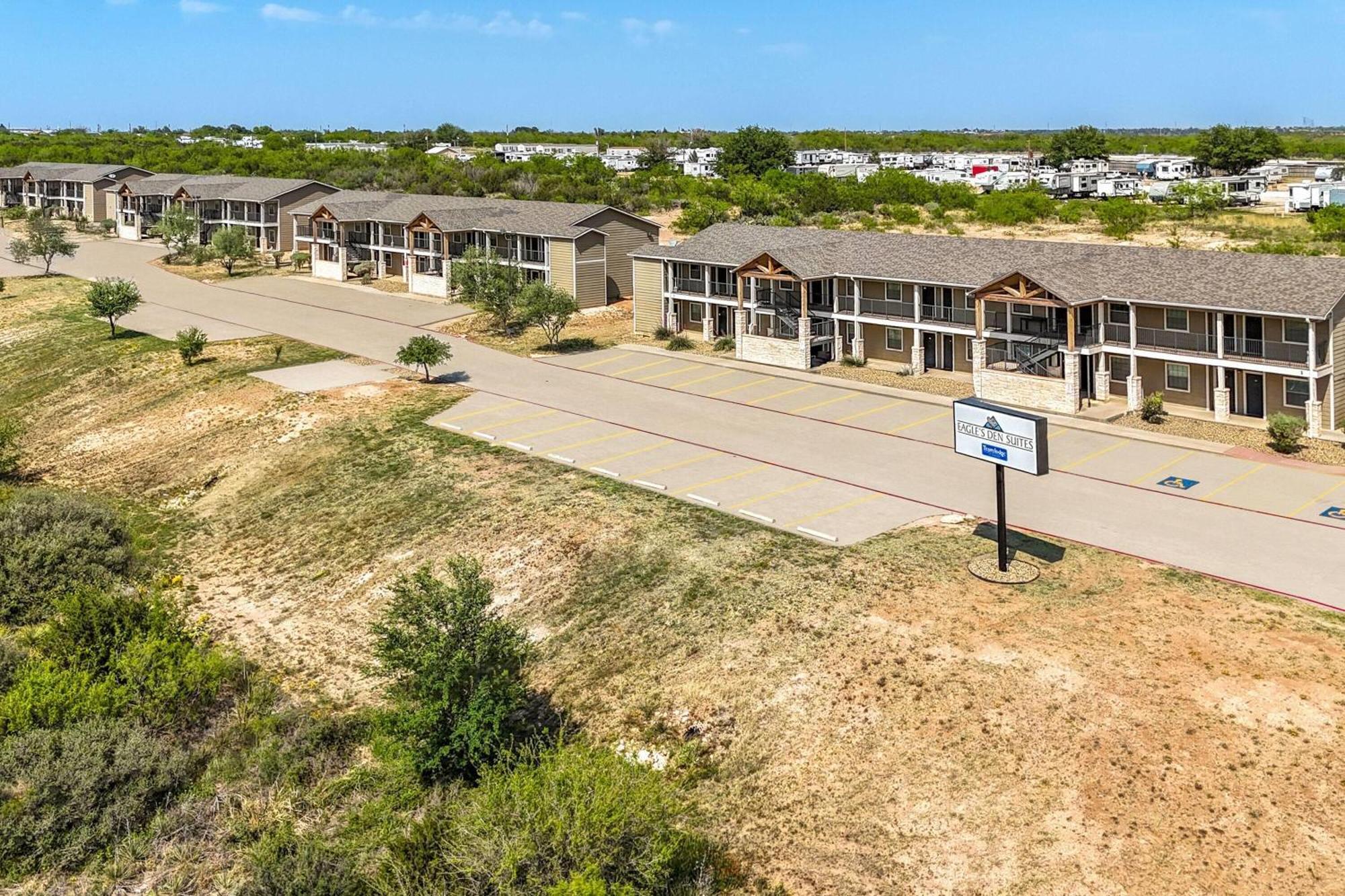 Eagle'S Den Suites Big Spring A Travelodge By Wyndham Exterior photo