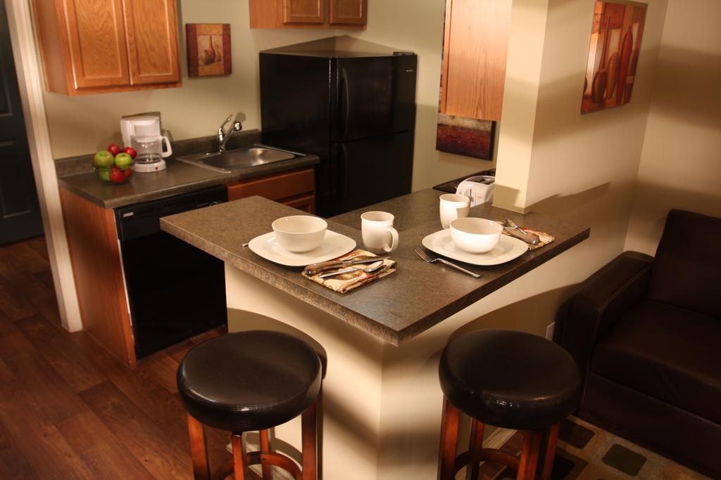 Eagle'S Den Suites Big Spring A Travelodge By Wyndham Exterior photo