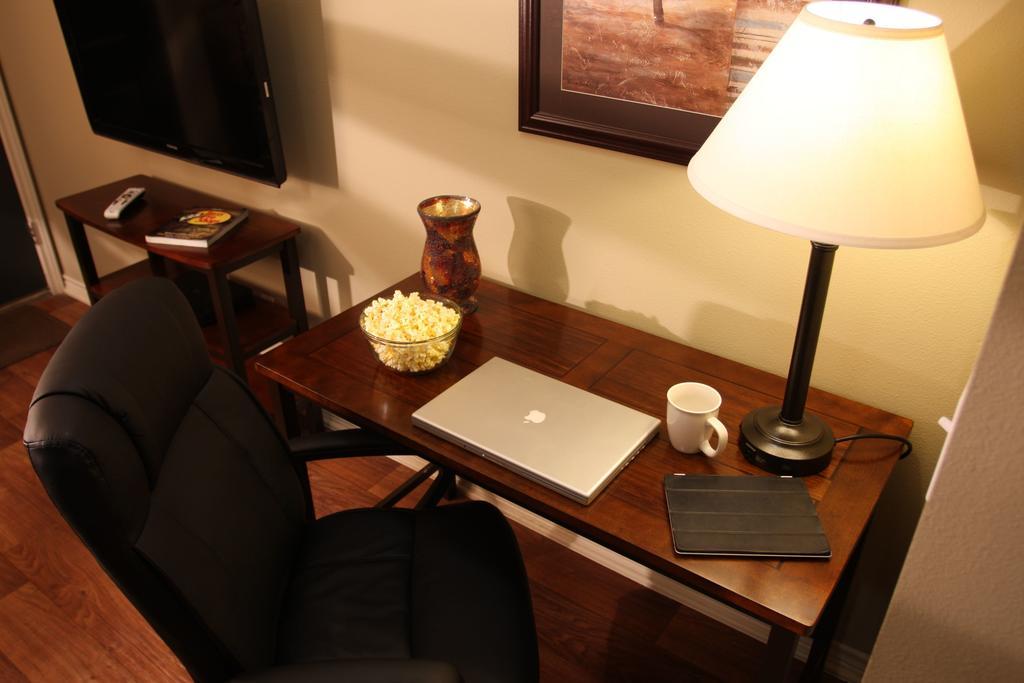 Eagle'S Den Suites Big Spring A Travelodge By Wyndham Room photo