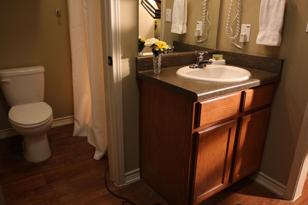 Eagle'S Den Suites Big Spring A Travelodge By Wyndham Room photo