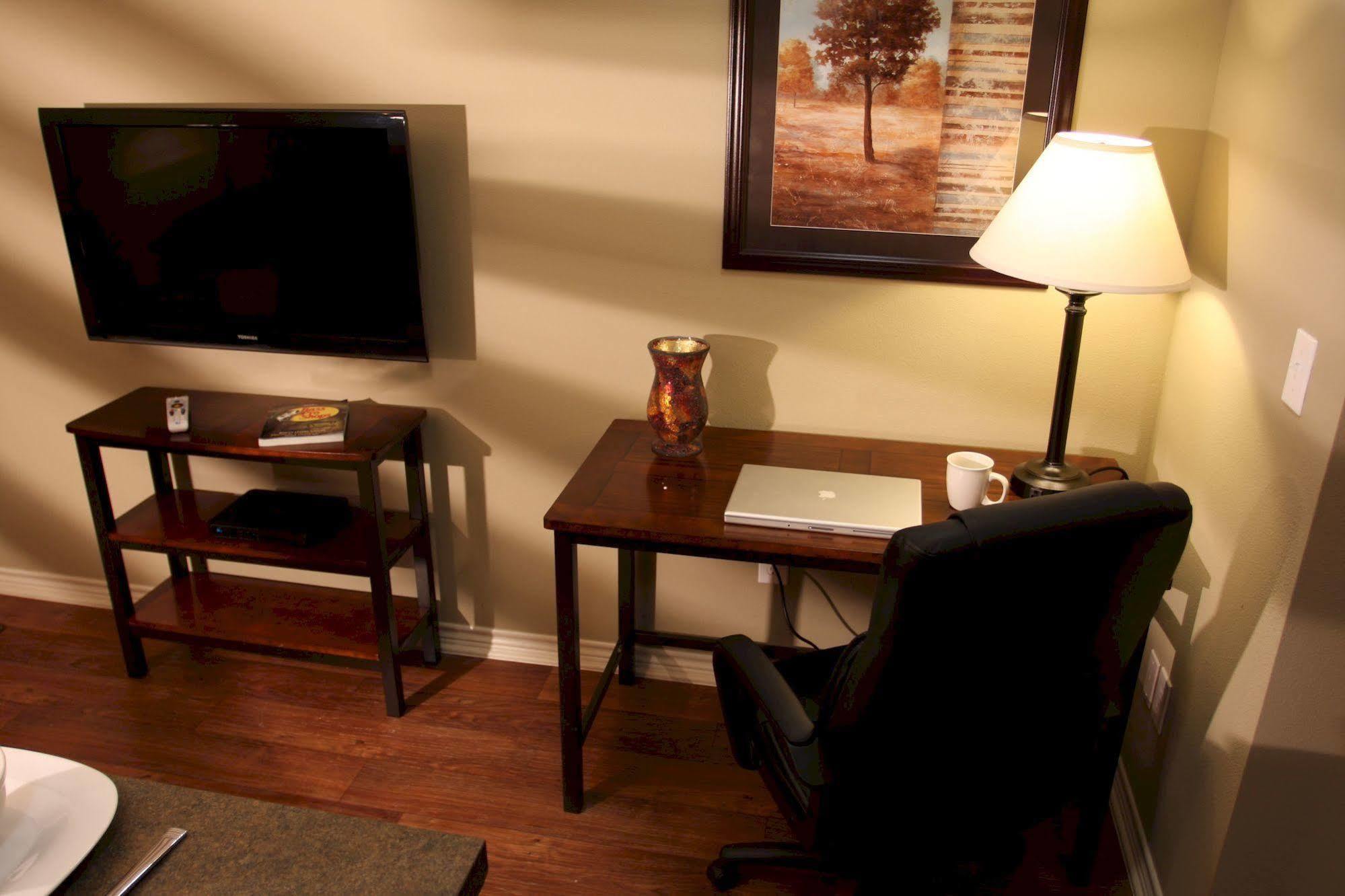 Eagle'S Den Suites Big Spring A Travelodge By Wyndham Exterior photo