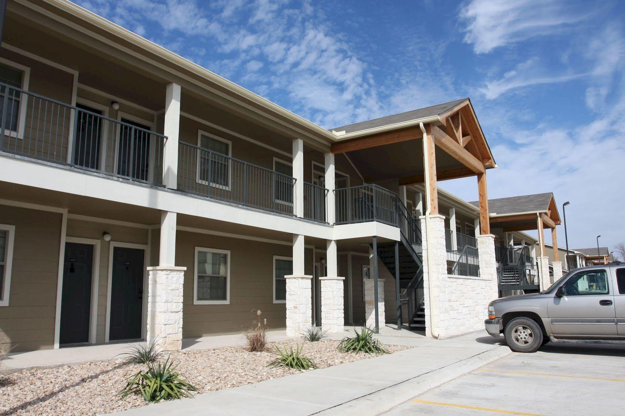 Eagle'S Den Suites Big Spring A Travelodge By Wyndham Exterior photo